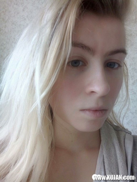 Blue eyed beauty shows off her tiny tits - Photo #547378