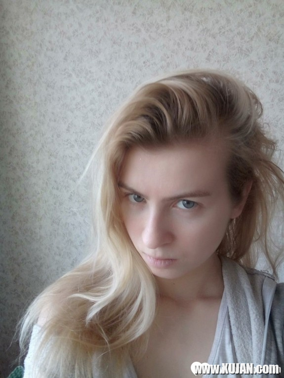 Blue eyed beauty shows off her tiny tits - Photo #547380
