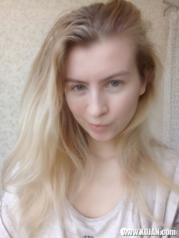 Blue eyed beauty shows off her tiny tits - Photo #547381