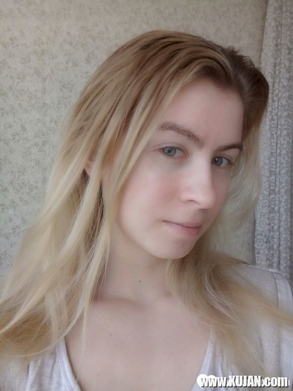 Blue eyed beauty shows off her tiny tits - Photo #547385