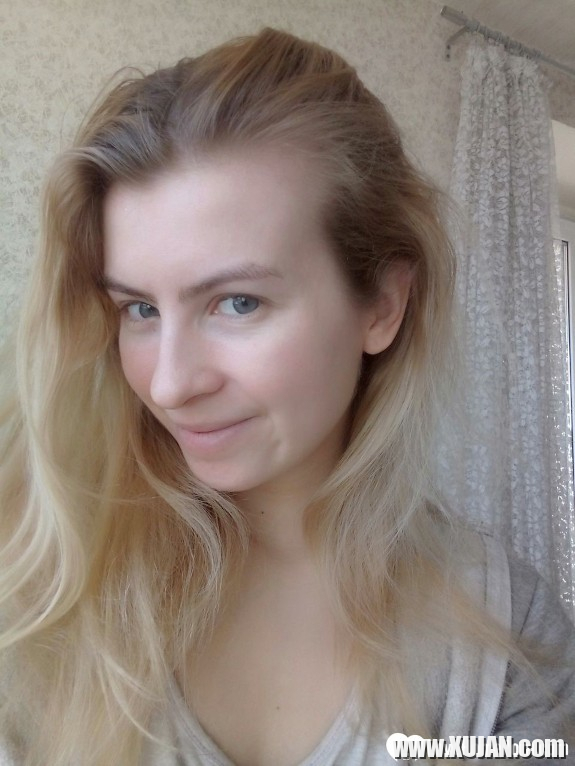 Blue eyed beauty shows off her tiny tits - Photo #547386