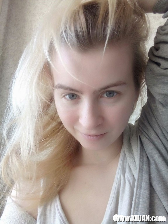 Blue eyed beauty shows off her tiny tits - Photo #547388