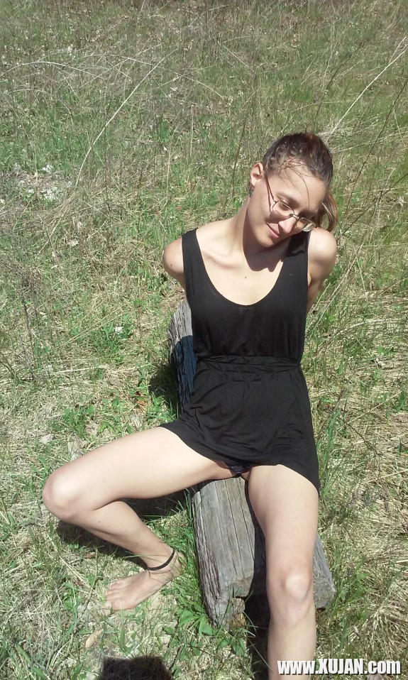 Sitting on a log - Photo #547432