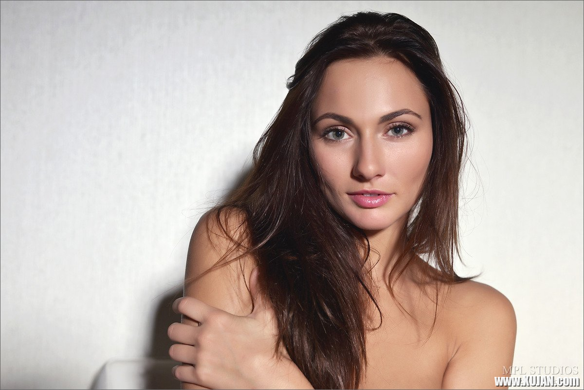Erotic Model Michaela Isizzu shows her sexy Cooch - Photo #549883