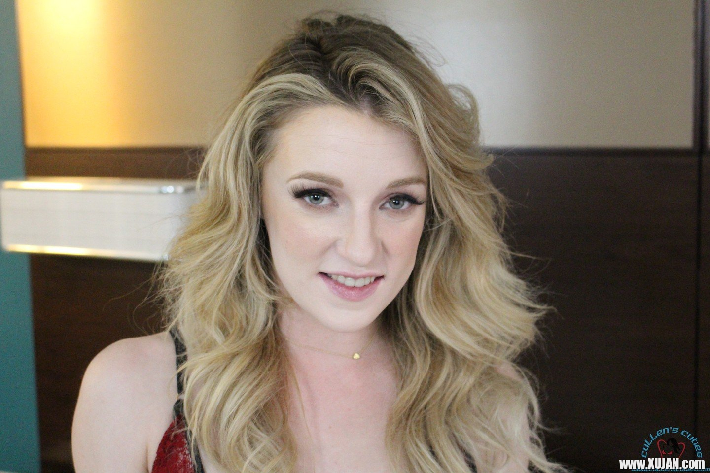 The gorgeous Kate Kennedy poses for a local cameraman - Photo #552294