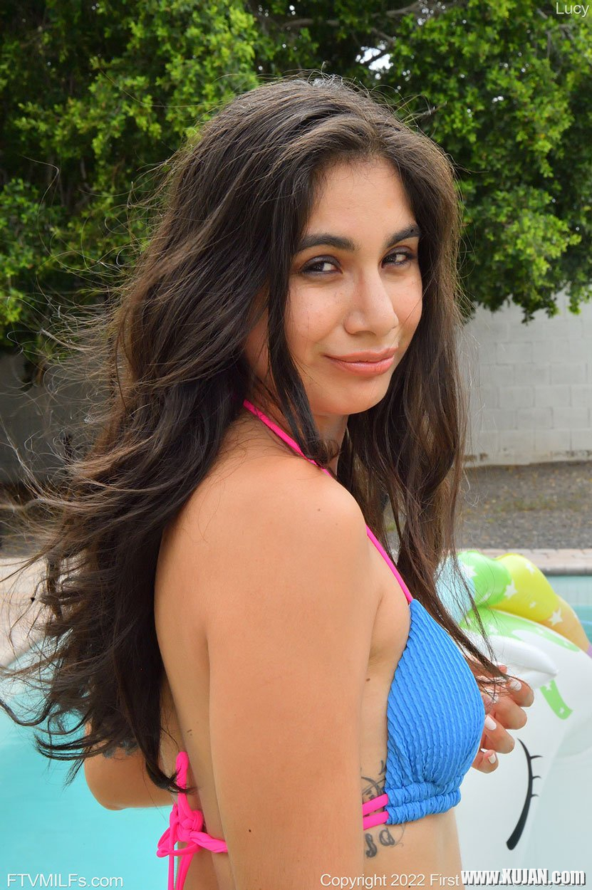 Hot Lucy Sunflower drilling her hairy pussy with a toy by the pool - Photo #558359