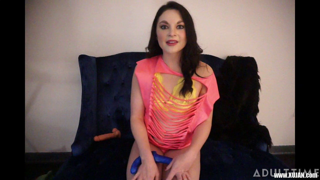 Horny Petra Blair on her webcam using a vibrator - Photo #564127