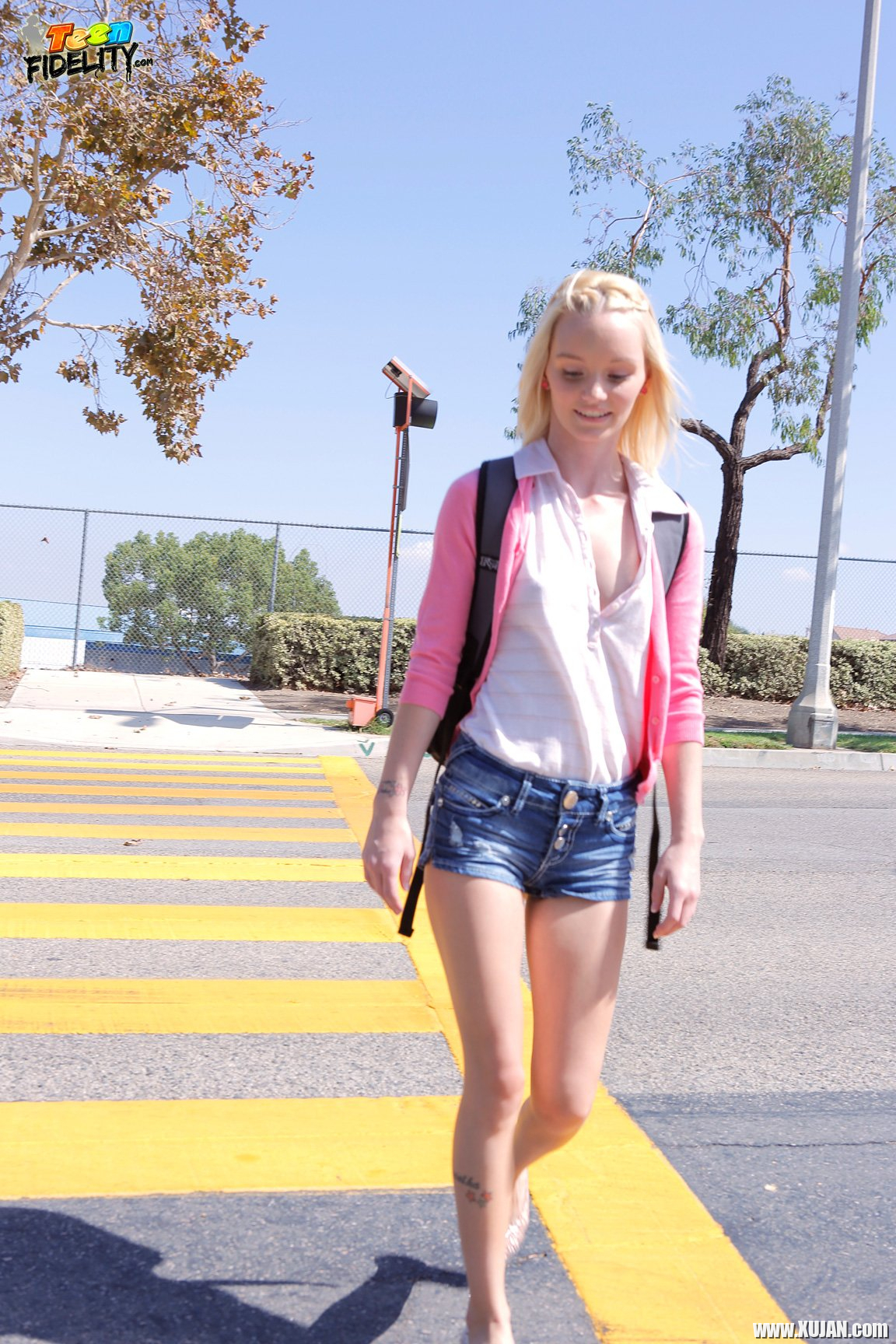 Teen Sammie Daniels gets her tight Pussy stetched - Photo #565996