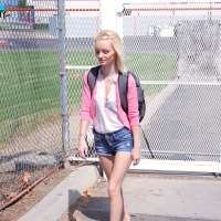 Teen Sammie Daniels gets her tight Pussy stetched