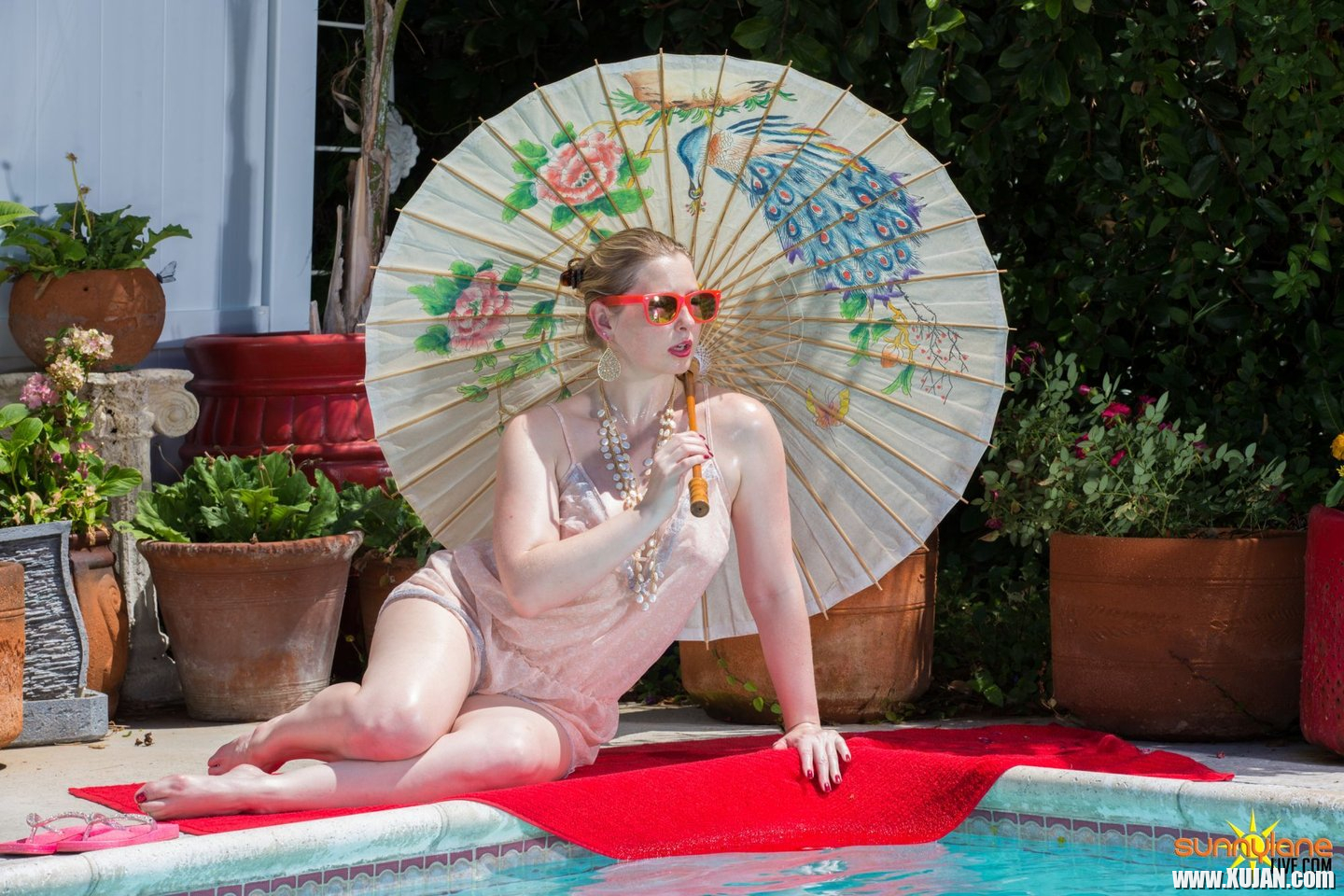 Seductive Chick Sunny Lane poses naked in the Sun - Photo #568976