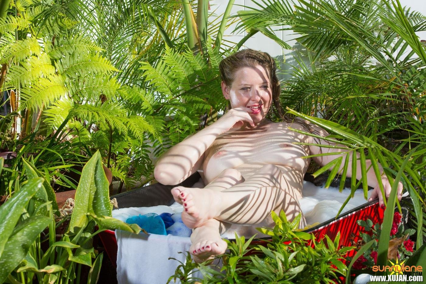 Gorgeous Sunny Lane poses naked outdoors - Photo #569033