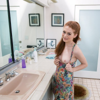 Alice Green makes a Dude cum with her wet Mouth