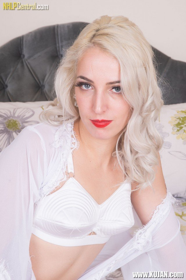 Pretty babe Liz Rainbow unveils her small boobs in the bedroom - Photo #574771