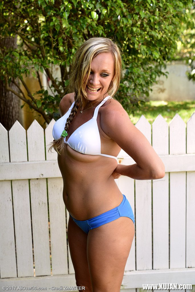 Hot Milf Tucker Stevens posing naked outdoors - Photo #577252