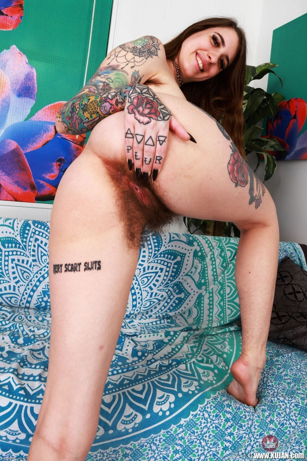 Kinky tattooed chick Pearl Sage revealing her massive hairy snatch - Photo #583454