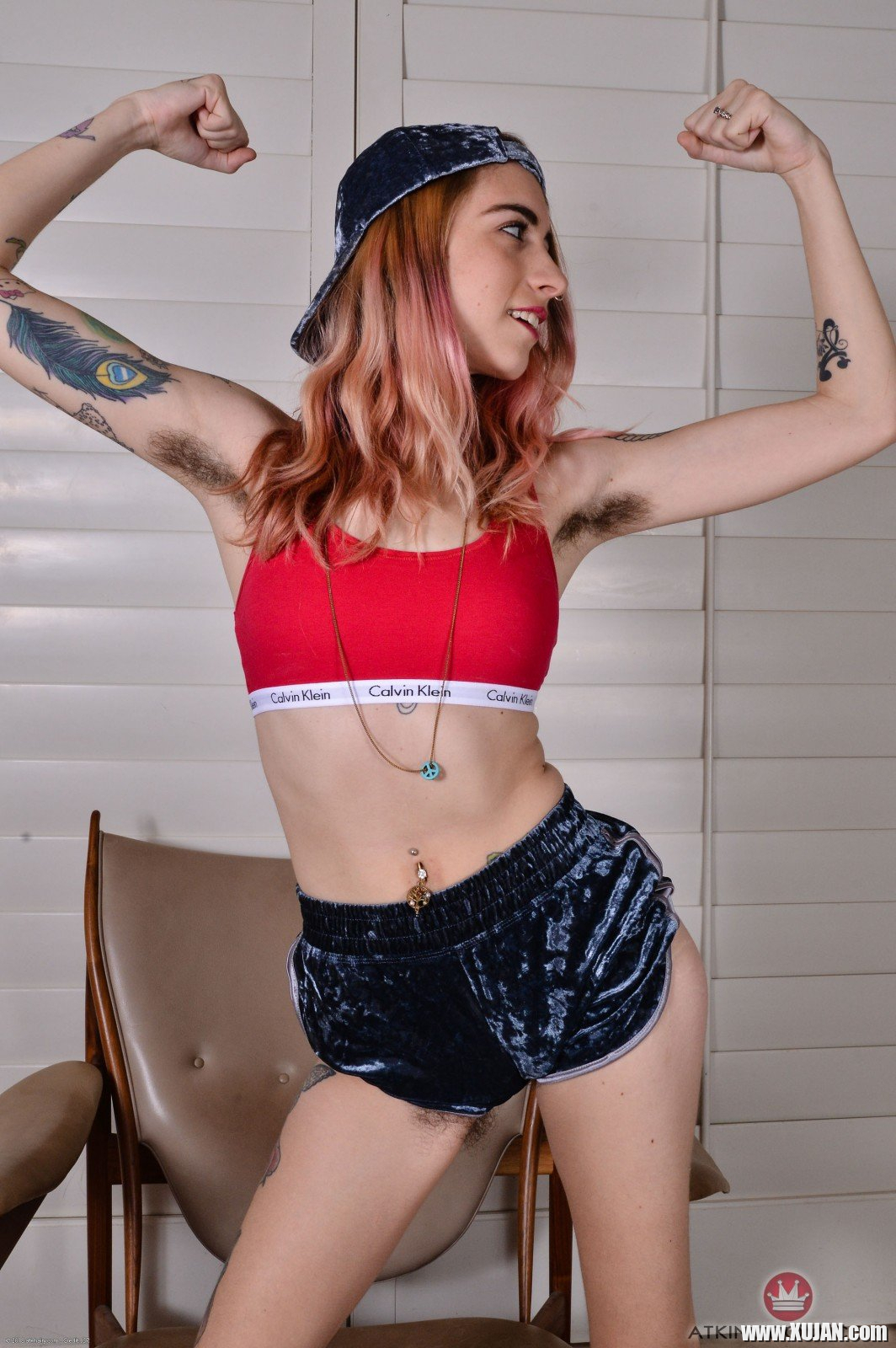 Pink haired babe Pearl Sage spreads her hairy legs - Photo #583523