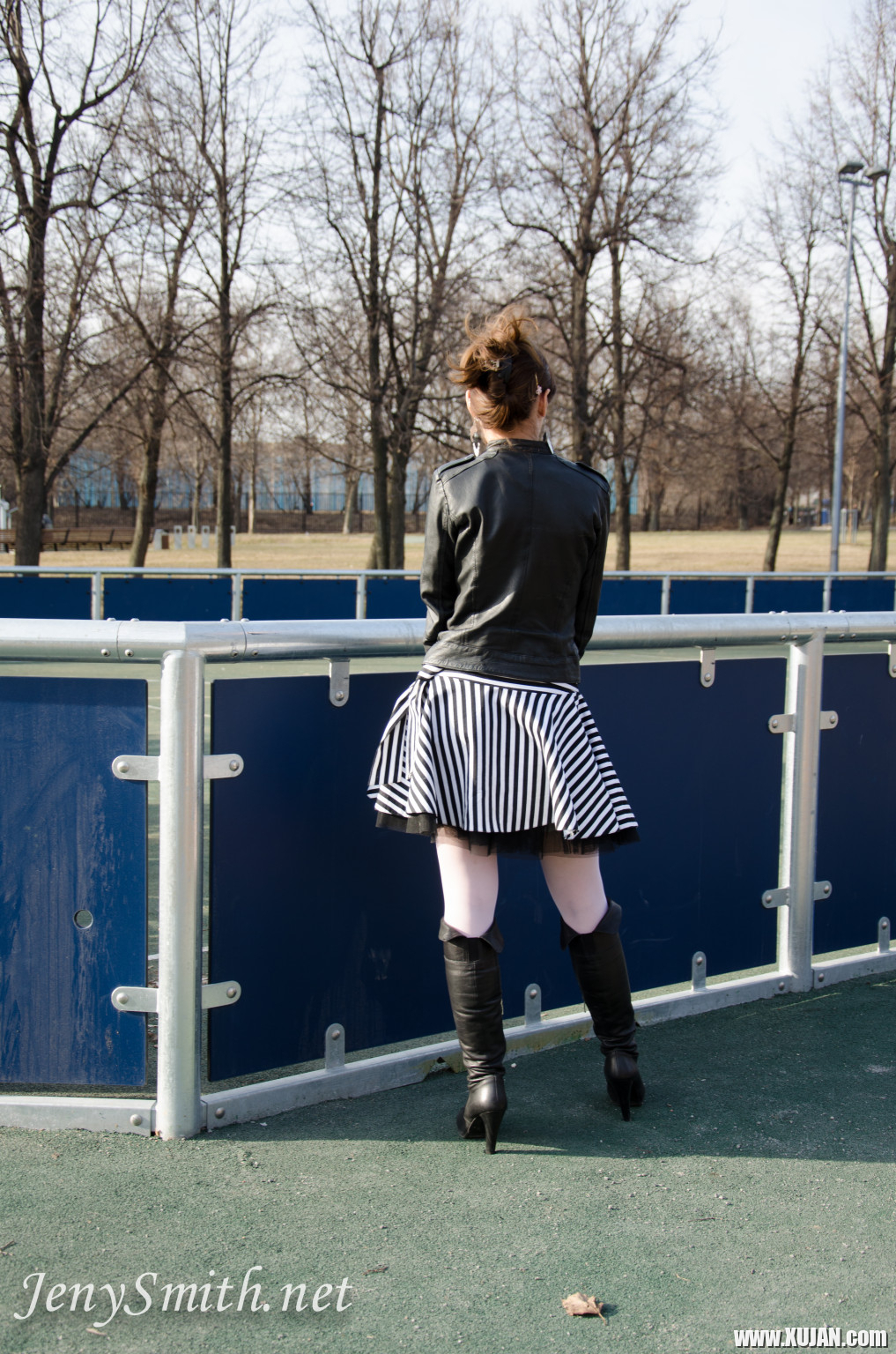 Flashing stockings in a public park - Photo #590626