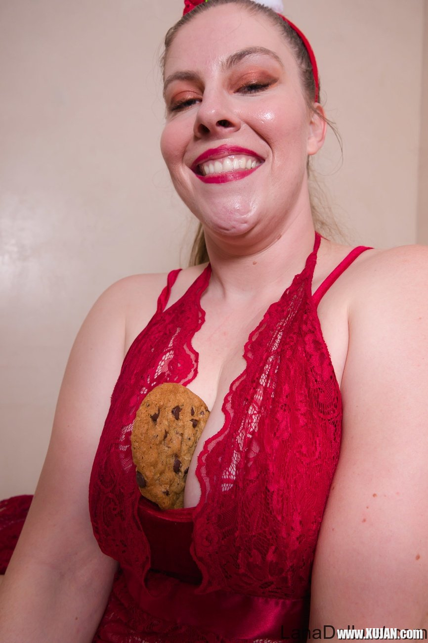 Lana Del Lust takes off her red panties and shows her plump pussy - Photo #594049