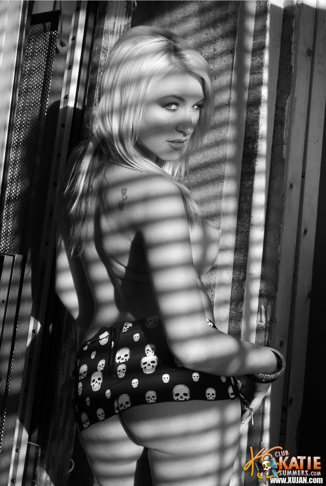Blonde hottie Katie Summers flashing her tits behind the window - Photo #595166
