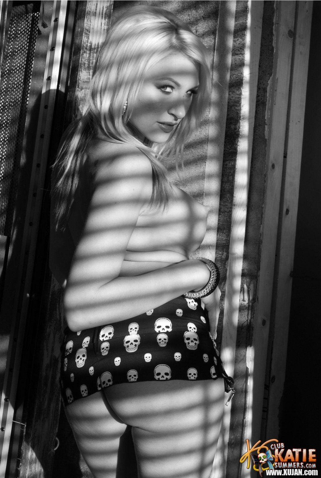 Blonde hottie Katie Summers flashing her tits behind the window - Photo #595167