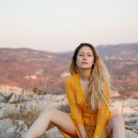 Seductive young chick Katty Muss reveals her hairy cunt outdoors