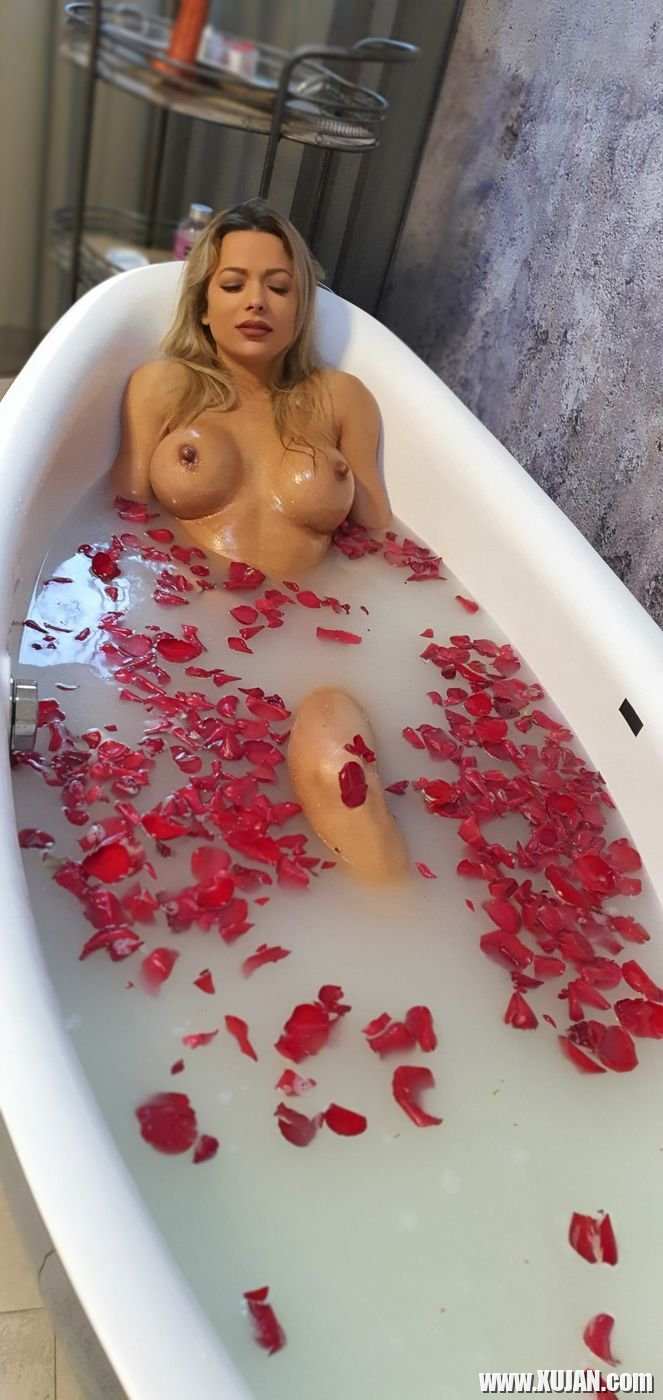 Gorgeous busty milf Shalina Devine enjoys toying her pussy in some hot bath - Photo #601913