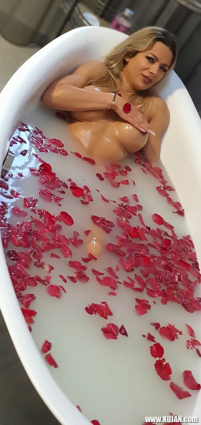 Gorgeous busty milf Shalina Devine enjoys toying her pussy in some hot bath - Photo #601914