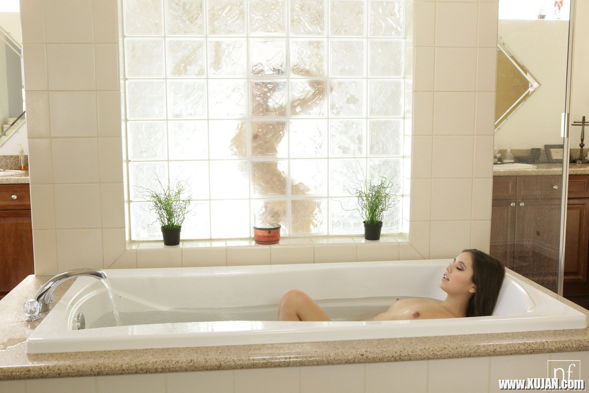 Lucy Doll and Jenna Sativa enjoy a Bath together - Photo #604989