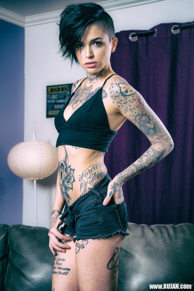 Leigh Raven exposes her inked body in the living room - Photo #611748