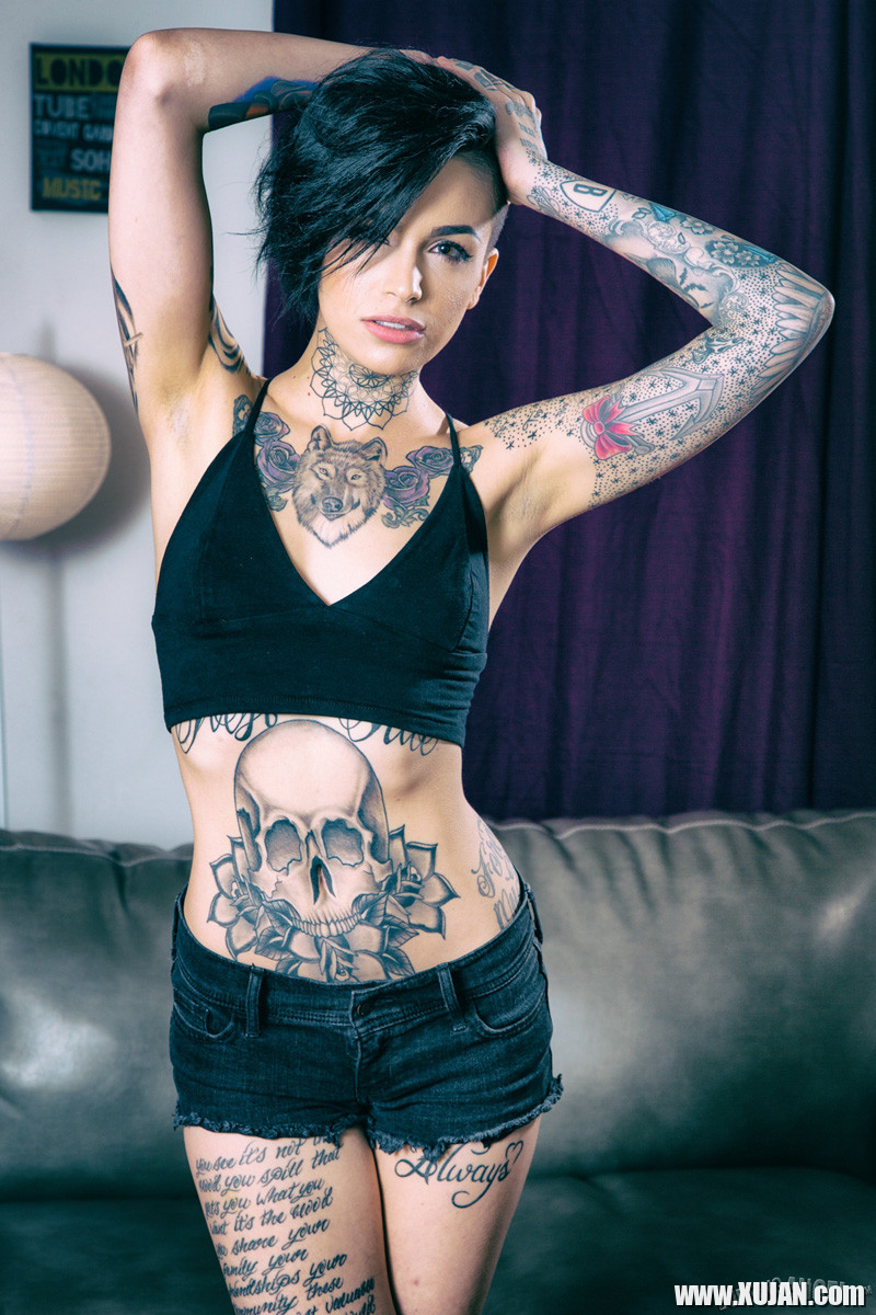 Leigh Raven exposes her inked body in the living room - Photo #611750