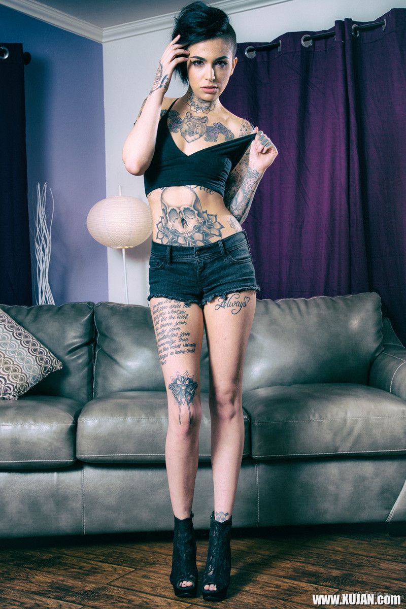 Leigh Raven exposes her inked body in the living room - Photo #611751