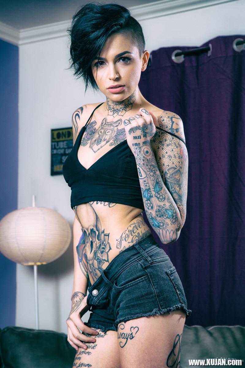 Leigh Raven exposes her inked body in the living room - Photo #611752