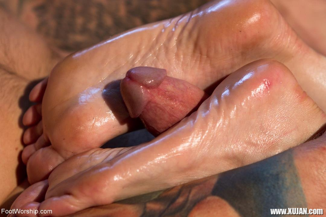 Amazing Maitresse Madeline delivers a fantastic Footjob - Photo #616123