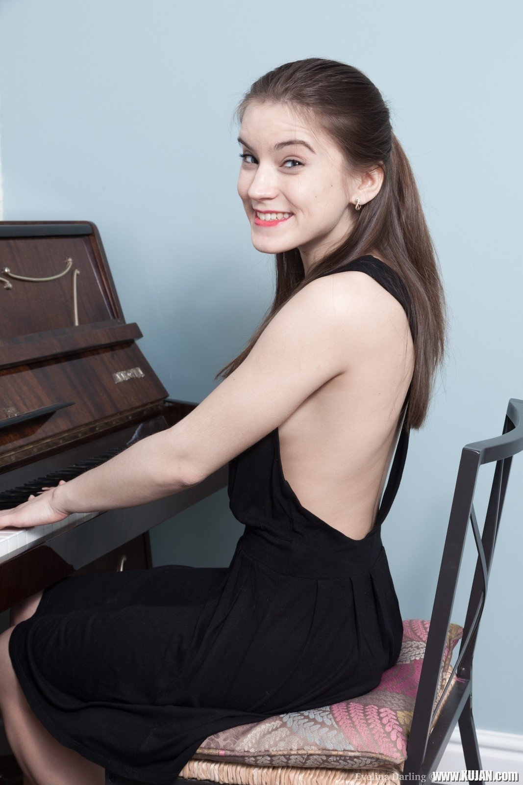 Evelina Darlingy dzernasharzhutyamb zbaghvum e dashnamurov - Photo #622865