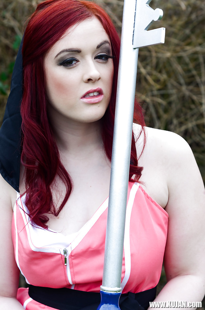 Adventurous Jaye Rose plays with huge key in adorable outdoor porn - Photo #623271