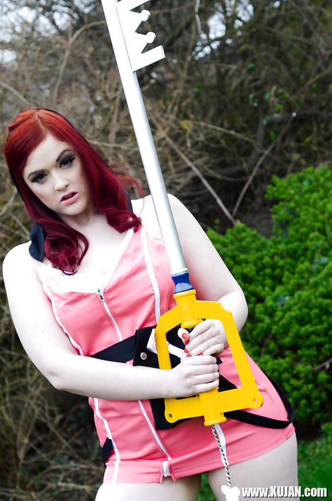 Adventurous Jaye Rose plays with huge key in adorable outdoor porn - Photo #623272
