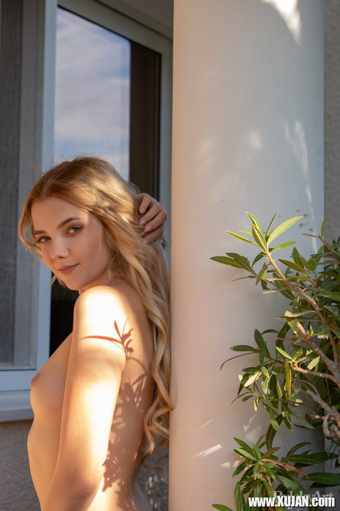 Blonde babe Chanel Fenn shows her body outside - Photo #634286