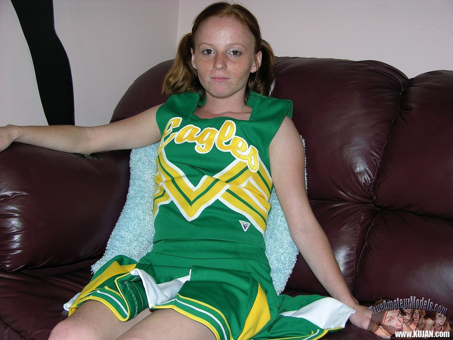 Teen Cheerleader Alyssa Hart spreading her Butt - Photo #634840