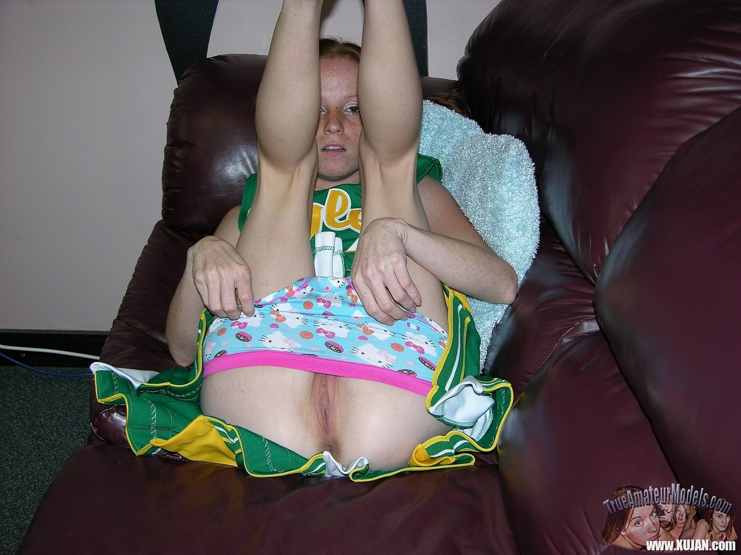 Teen Cheerleader Alyssa Hart spreading her Butt - Photo #634841