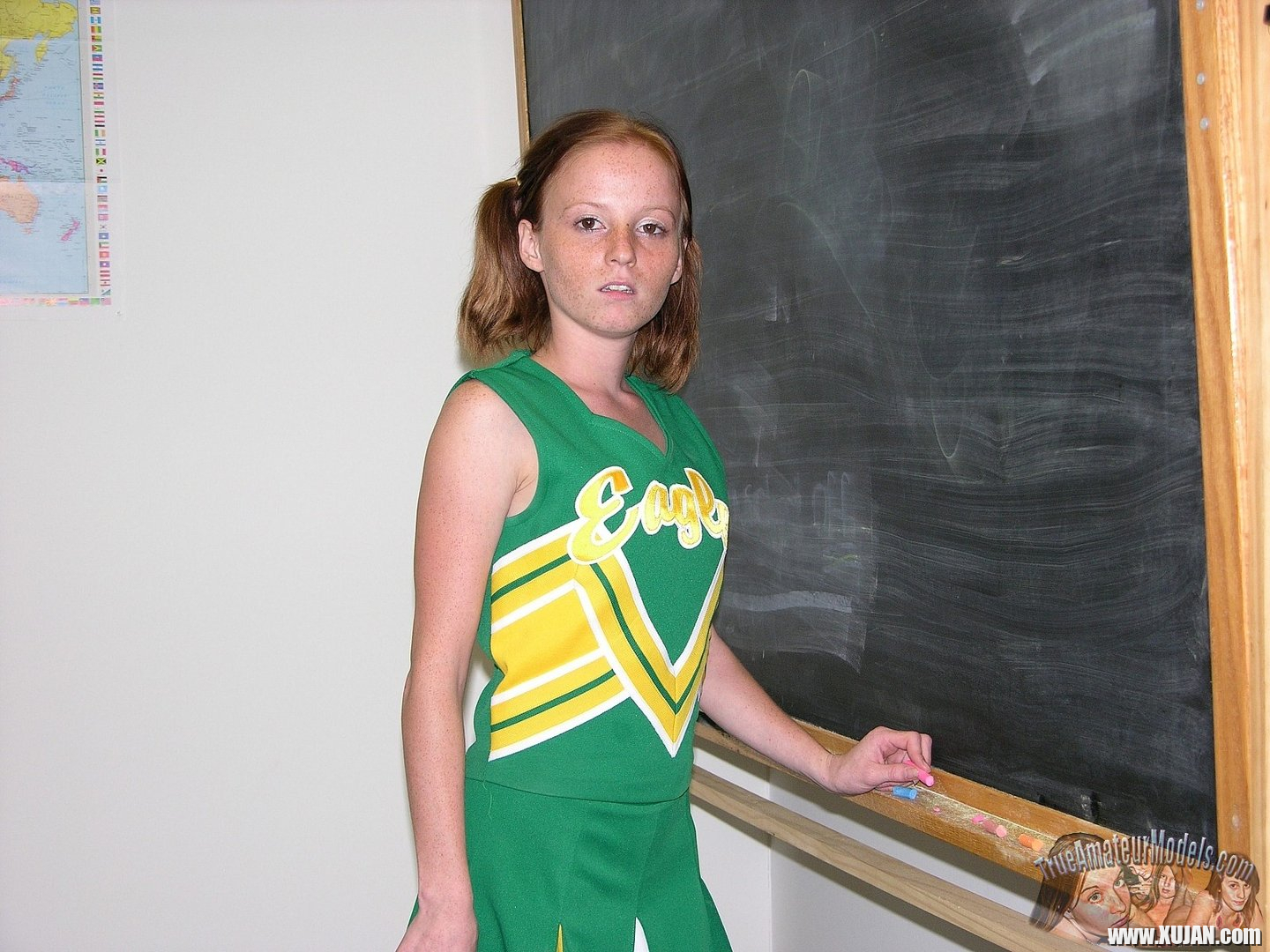 Teen Cheerleader Alyssa Hart spreading her Butt - Photo #634844