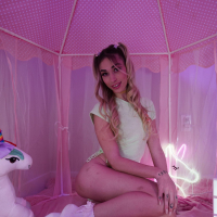 Beautiful chick Delilah Day showing her nice ass while posing