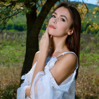 Beautiful Alice Wonder shows slim body in nature