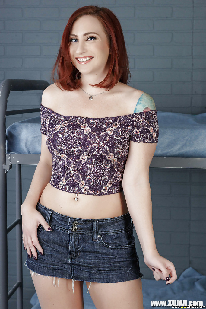 Redhead mom Sophia Locke spreading her perfectly shaved vagina - Photo #646805