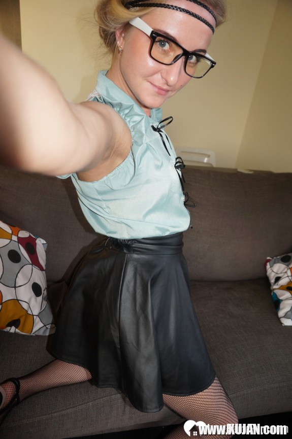 Teacher showing off her desirable ass in nudes - Photo #647758