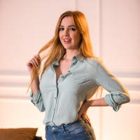 Busty chick Scarlett Jones takes a dong in her pussy and mouth