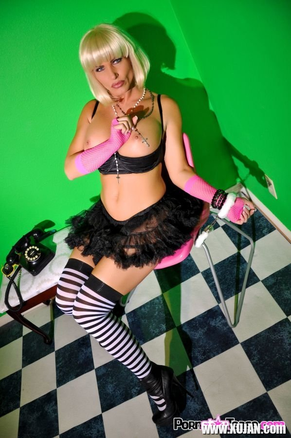 Retro slut Shay Fox masturbates - Photo #654034