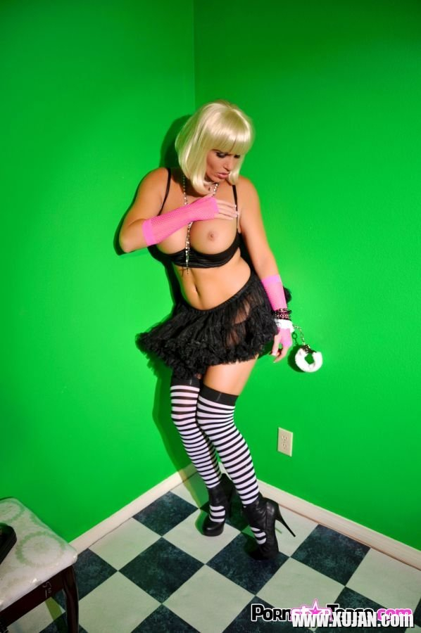 Retro slut Shay Fox masturbates - Photo #654039