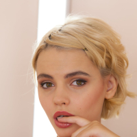 Lilit Ariel cannot stop fingering her juicy Beaver