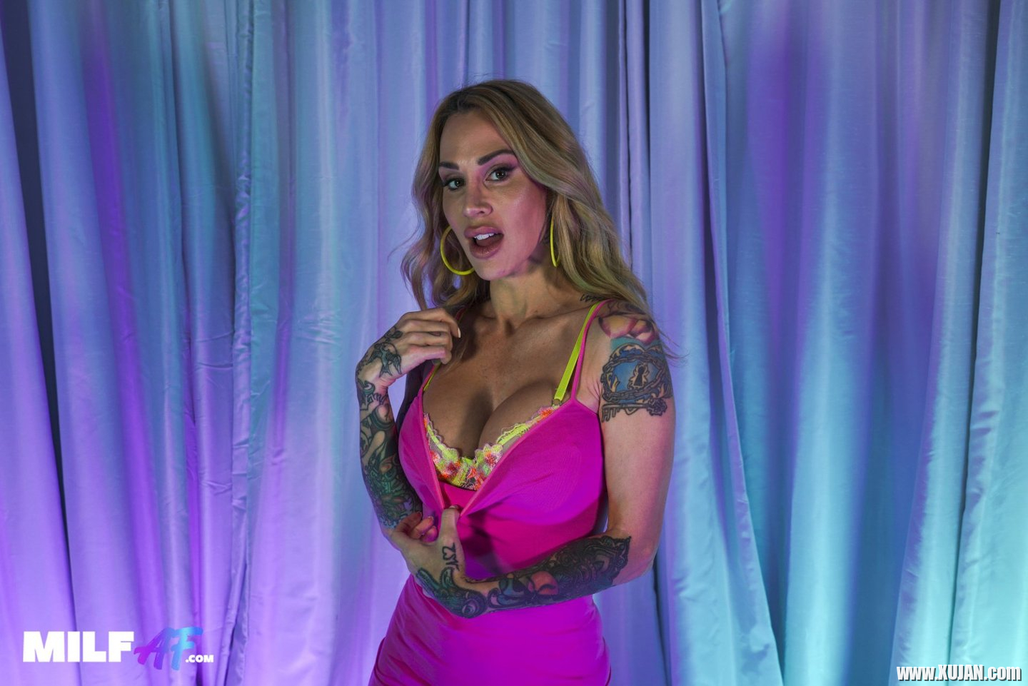 Tattooed MILF Sarah Jessie gets on top of a guy to ride his cock - Photo #655633