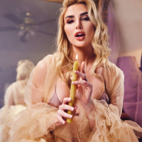 Horny Kenzie Anne invites slutty Scarlit Scandal to share big black sausage
